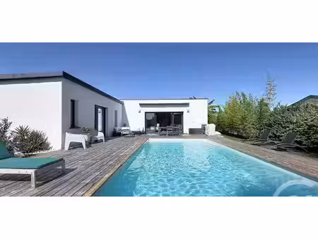 maison avec piscine et terrasse loupes (33)