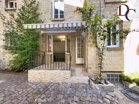 bel appartement duplex en centre-ville de senlis avec cour -