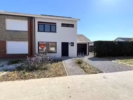 ledegem – volledig gerenoveerde halfopen woning met 3 slaapkamers en zonnige tuin