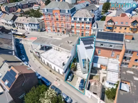 immeuble commercial sur un axe fréquenté avec 3 parkings