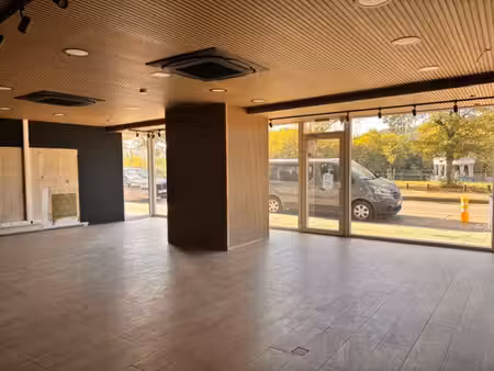 magnifique rez commercial entièrement rénové