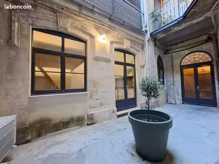 studio rénové avec mezzanine et cour nîmes arènes gare