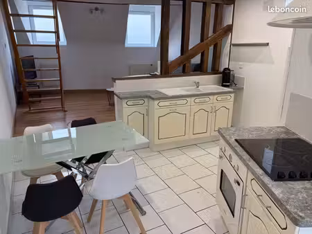 à louer – t2 duplex meublé – centre-ville d’avallon