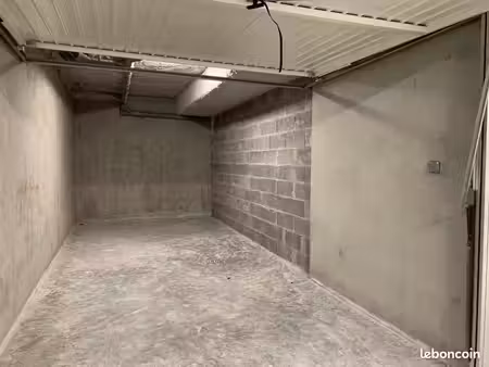 grand garage fermé – résidence sécurisée – la madeleine