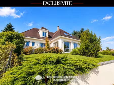 élégante maison traditionnelle avec vue dominante