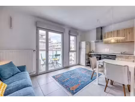 nice - riquier : studio au dernier étage avec balcon