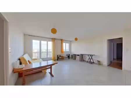 appartement t3 de 75 m2 avec un extérieur  cave et stationnement.