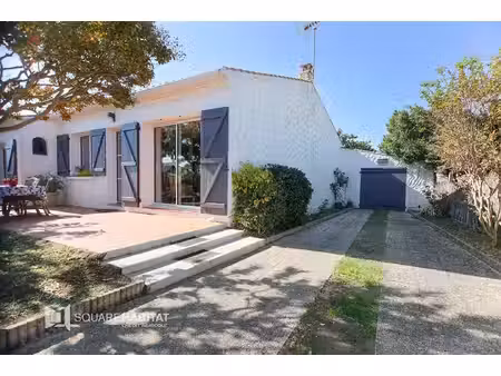 coup de coeur assuré pour cette maison pleine de charme  où tout se fait à pied !