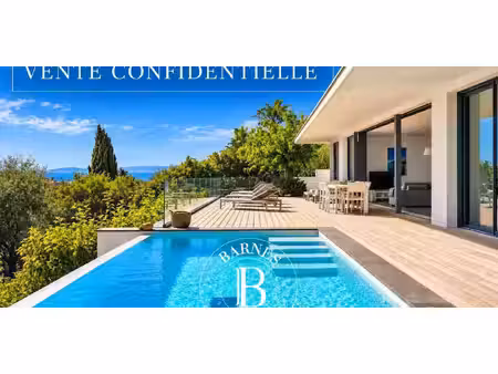 villa avec piscine en bord de mer rayol-canadel-sur-mer (83)