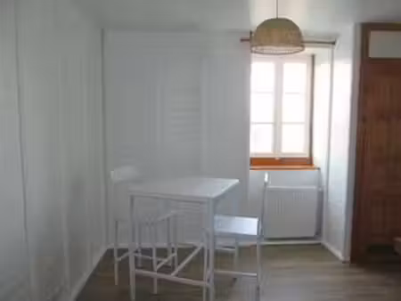 location appartement 2 pièces meublé à château-gontier-sur-mayenne (53200) : à louer 2 piè