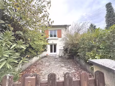 une maison de 2 chambres située à quelques minutes à pied d'e