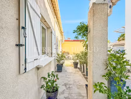 maison de ville avec petite terrasse et stationnement privatif - centre de saint victoret
