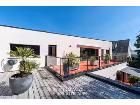 maison d'architecte avec terrasses et jardin