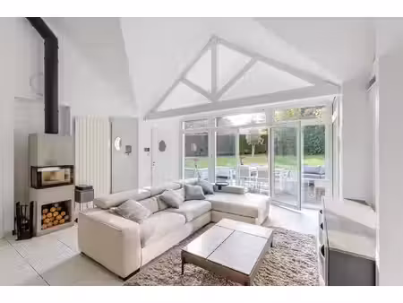 maison d'architecte entre calme résidentiel et coeur de village