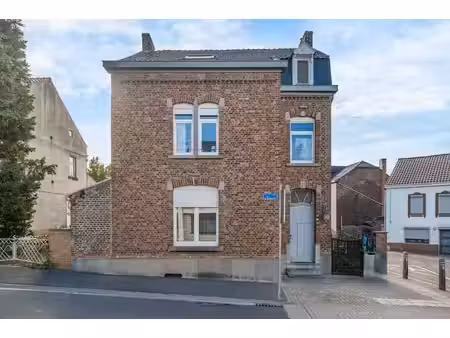 jolie maison villageoise avec jardin et remises