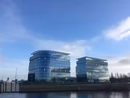 587 m² de bureaux haut de gamme à louer dans les blue tow...