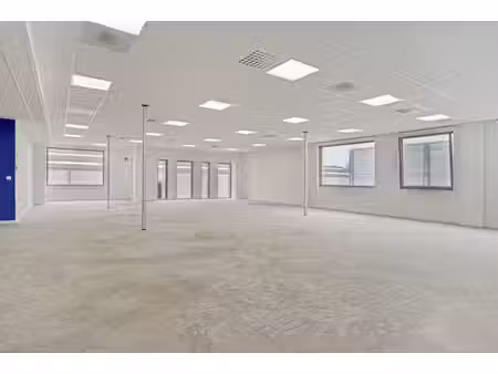 bureau spacieux (240 m²) à louer à loppem.