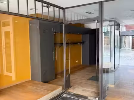 local commercial avec une spacieuse cave à louer dans la ...