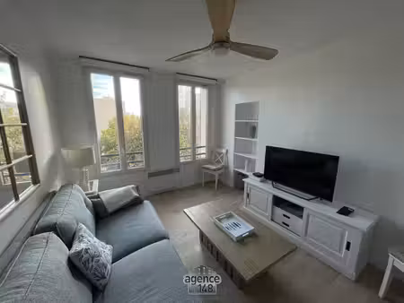 très bel appartement meublé de 50m2 place de lenche