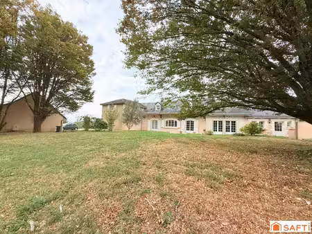 belle propriété familiale offrant espace  confort et tranquilité dans un environnement ver