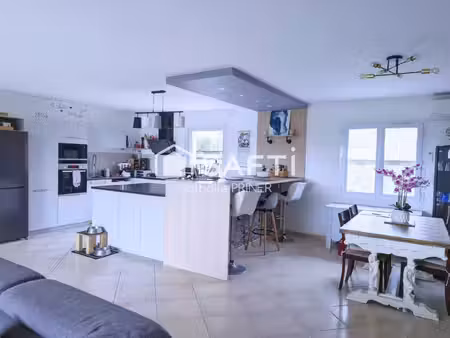 spacieuse maison de 205 m² avec grand garage.