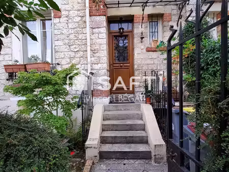 fontainebleau. quartier résidentiel maison en pierre