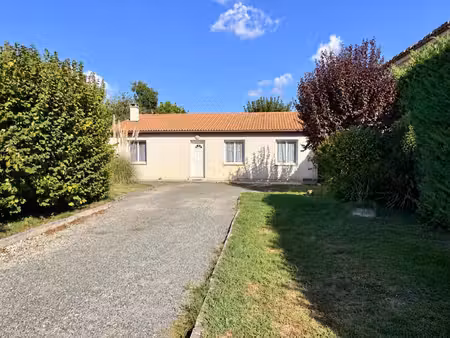 jolie petite maison t4 dans le coeur de saint sever de saintonge.