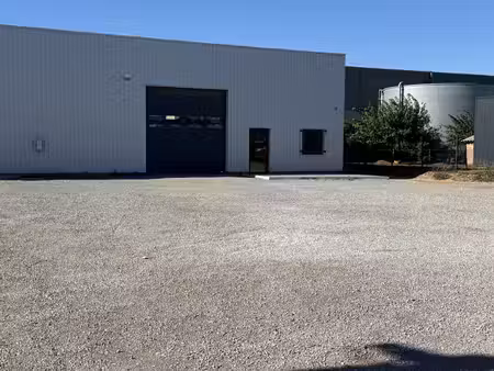 hangar avec bureaux.