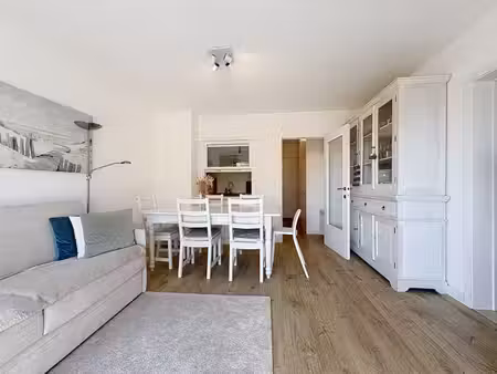 appartement meublé agréable à louer à koksijde – vue sur le