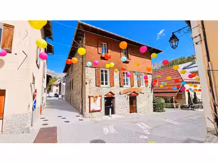 ancien hôtel de 400 m2 à allos