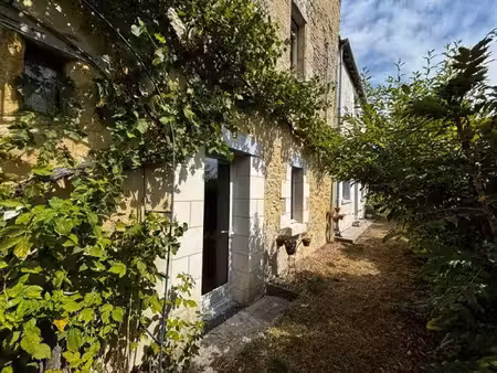 cachet  rareté  au pied du château de montrésor !