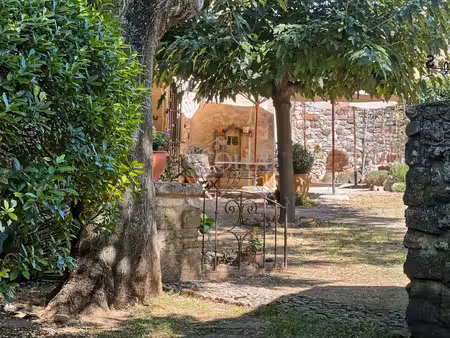 maison en pierre rénovée  jardin  terrasses et dépendance
