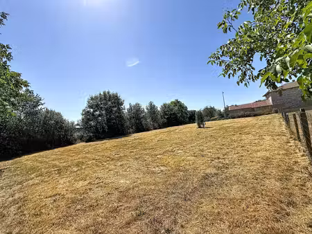 joli terrain plat et clôturé