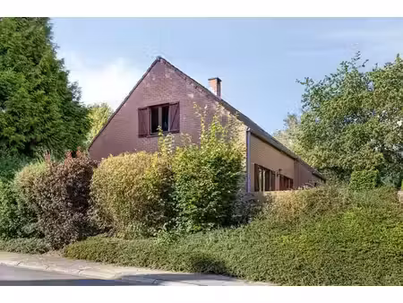 maison 4 façades avec 3 chambres à coucher dans un emplaceme