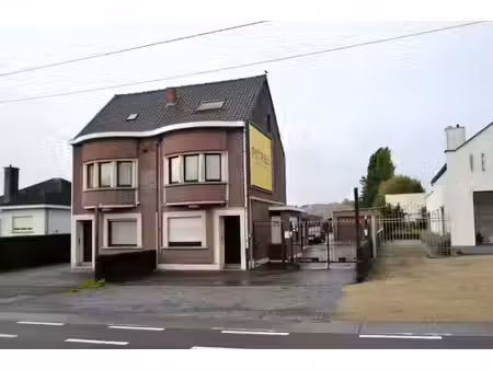 halfopen woning met ruime garages  veel bergruimte en ver...