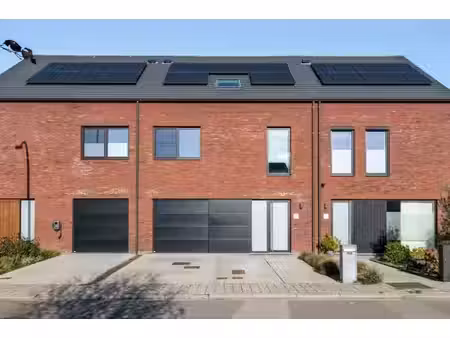 recente gezinswoning met 3 à 4 slk  garage en tuin