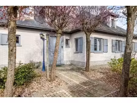 luxueuze villa met 4 slaapkamers  prachtige tuin en hoogw...