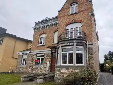bureau ou cabinet représentatif en emplacement central – idé