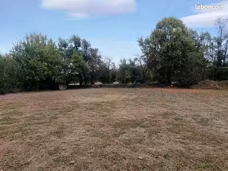 terrain 1 400 m² archignac
