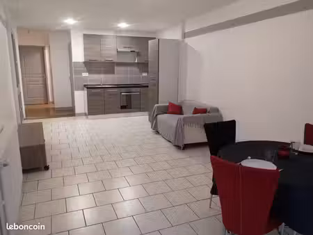 t2 de 51m2 meublé avec terrasse à 4 min à pied du centre