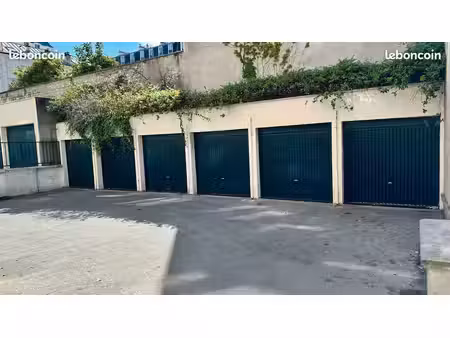 box fermé à louer: croisement rue du commerce / rue du théâtre