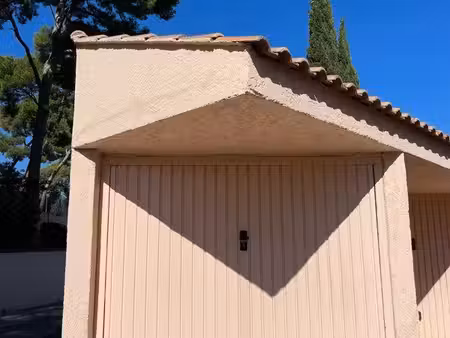garage fermé et sécurisé de 16 4 m² – idéal stationnement ou stockage – sanary-sur-mer