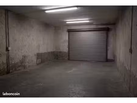 parking/box 1 pièce 30 m²