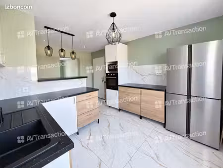 vaulx village - très beau t2 rénové - 53m² - cave et parking