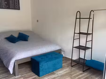 loue chambre indépendante avec parking privé