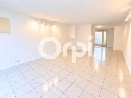 location locaux professionnels 30 m² à surgères (17700)  485 €
