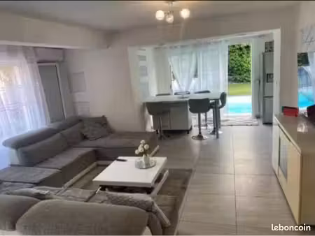 bas de villa indépendant  piscine et jardin privés