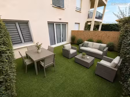t2 rénové 44 m² avec jardin de 30 m²  piscine et box – la croix-valmer