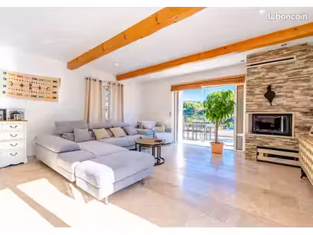 maison provençale avec piscine  à deux pas des plages