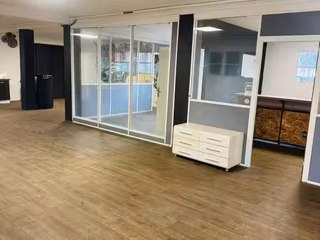 a louer local commercial n7 de environ 120m² en rdc  idéalement situé en bordure directe d